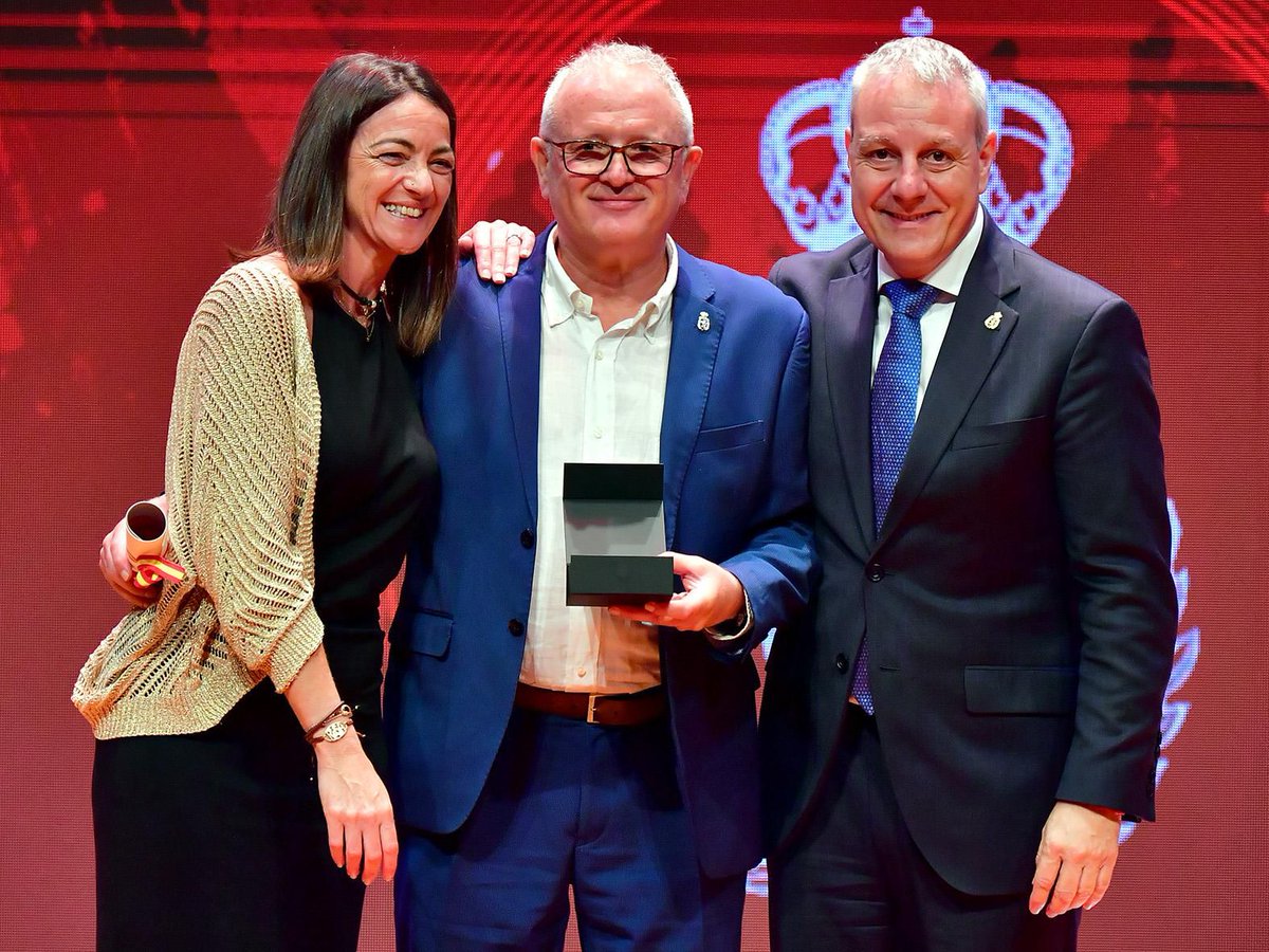 El president de la Federació Catalana d’Handbol, Jaume Fort, ha recollit aquest cap de setmana el reconeixement que la Real Federación Española de Balonmano ha fet a la nostra federació en el marc dels Premis Nacionals d’Handbol 2025.

Una gala que ha tingut lloc al Palacio de