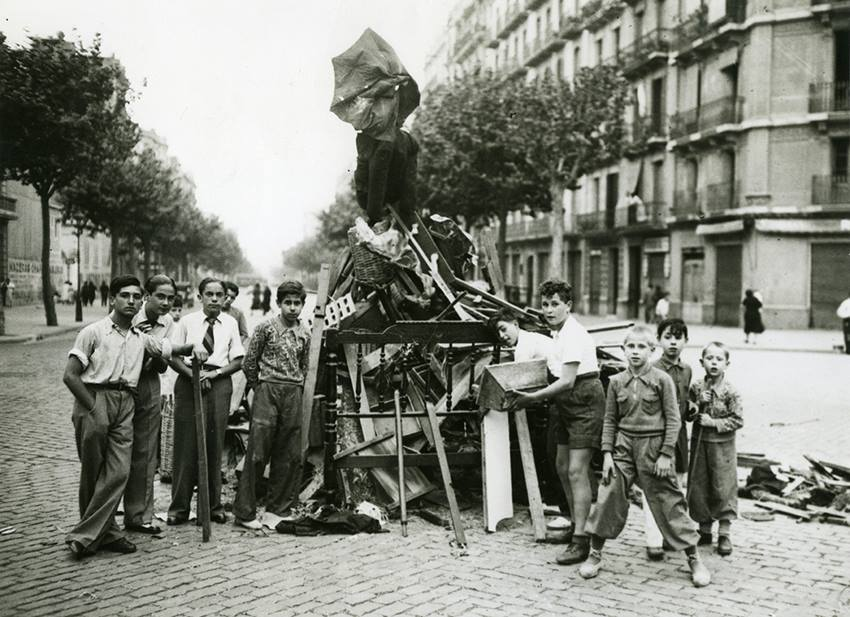 Preparant la foguera de Sant Joan al carrer Mallorca, 1935.  

📷 AFB