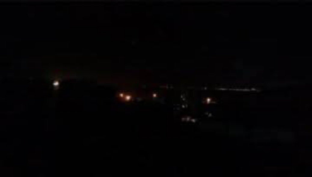 الطبقة السياسية الحالية في #اليمن ليست فقط الأكثر فشلًا 
بل هي أيضًا الأقل وطنية والأبعد عن أي إحساس بالمسؤولية.

من يُفترض أن يقودوا البلاد، يُقادون 
من يفترض أنهم أصحاب القرار، ينتظرون القرار من غيرهم 

“الشرعية”  مجرد موظف صغير لدى الخارج،
و”مجلس القيادة” لا يعدو كونه ديكورًا