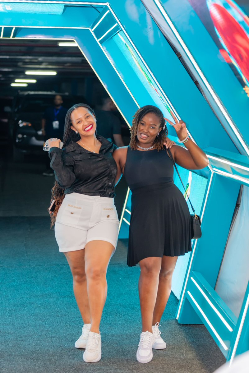 KingPablotz's tweet image. Watu walipendeza, wakacheza kwa heshima na kujiamini! Silver ikatiririka kwa utulivu, na tabasamu zikatawala kila kona!
#SurprisinglySmooth
#SmoothExperience