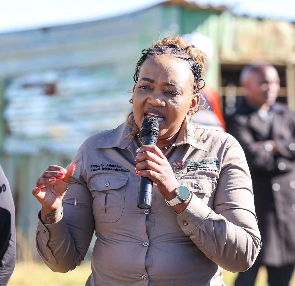 mahambehlala_t's tweet image. The DM of Human Settlements Tandi Mahambehlala, alongside DM of COGTA Zolile Burns-Ncamashe and DM of Home Affairs Njabulo Nzuza, joined flood-affected families housed at Inno View Lodge in Mthatha on 22 June 2025 as part of an intergovernmental