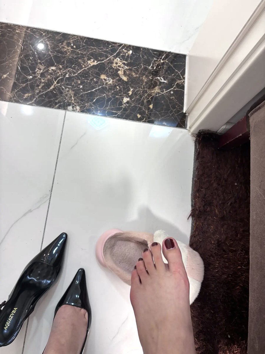 着急出门没穿丝袜，结果回家…..快摩秃了皮了