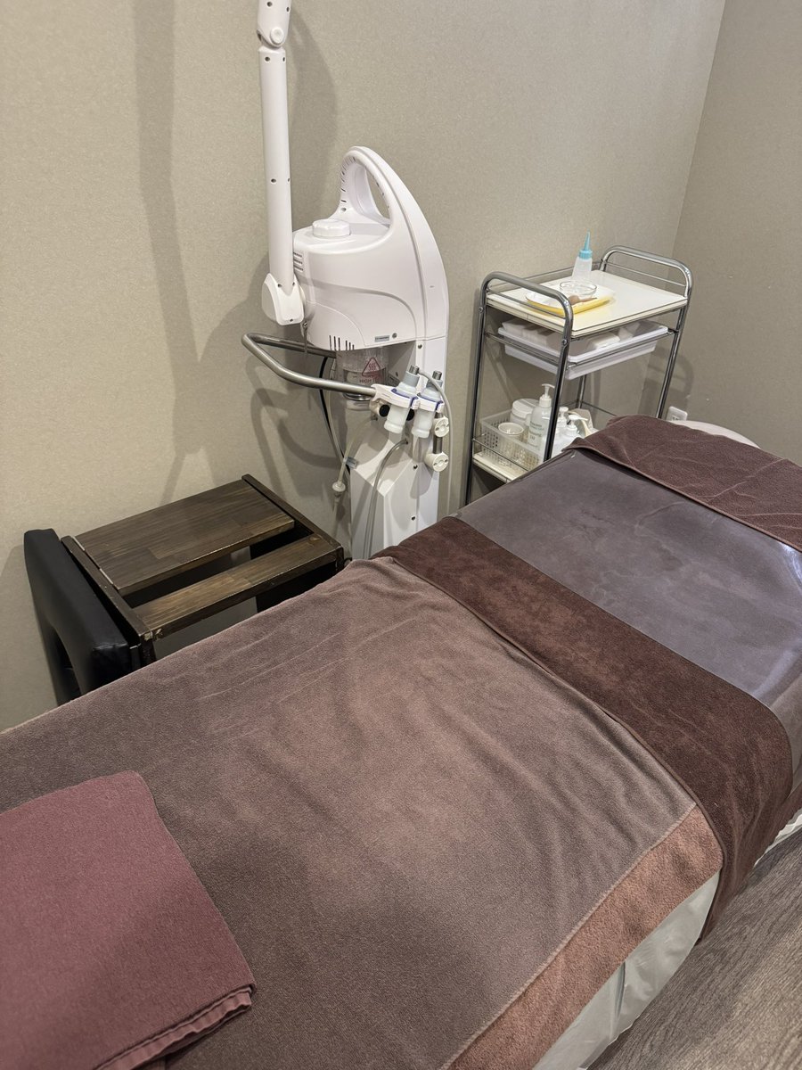 フェイシャル始めました！

この仕事をしている以上外見には常に気を付けています。

呼んでいただいている以上
キムもしっかりと準備をし最大限施術いたします！

フェイシャル通ってる方オススメのあれば教えて下さい♪