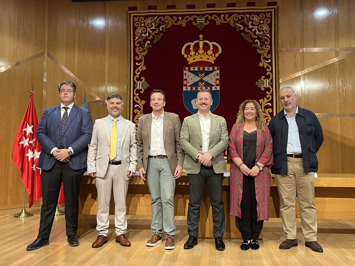 UnionporLeganes's tweet photo. La Oficina Virtual de Turismo ya es una realidad.
El Primer Teniente de Alcalde y Portavoz de #ULEG @CarlosULEG y la Concejala de Cultura @MercedesULEG han visitado el Museo de Escultura y la Parroquia San Salvador junto al Consejero de Turismo, Mariano de Paco. https://t.co/Z1ylDI1CDR