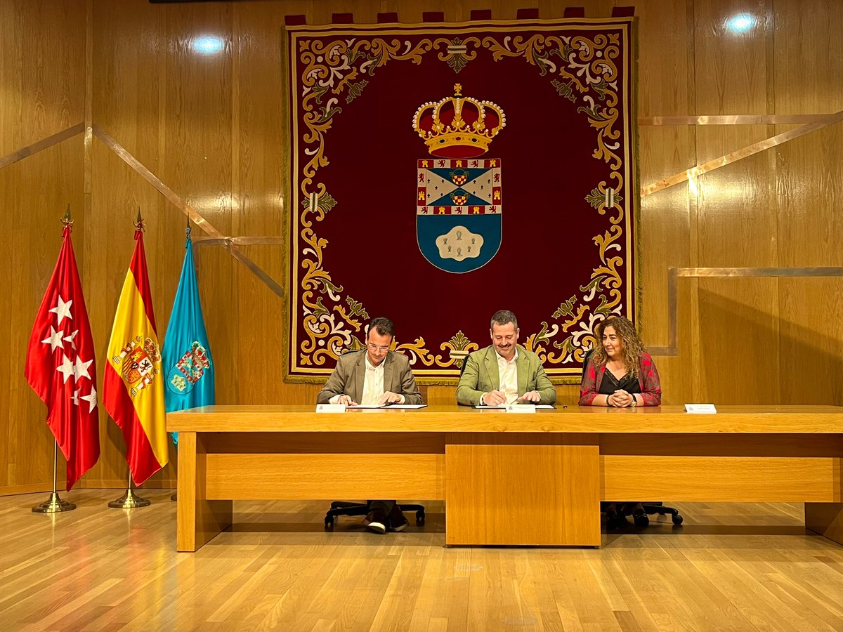 UnionporLeganes's tweet photo. La Oficina Virtual de Turismo ya es una realidad.
El Primer Teniente de Alcalde y Portavoz de #ULEG @CarlosULEG y la Concejala de Cultura @MercedesULEG han visitado el Museo de Escultura y la Parroquia San Salvador junto al Consejero de Turismo, Mariano de Paco. https://t.co/Z1ylDI1CDR