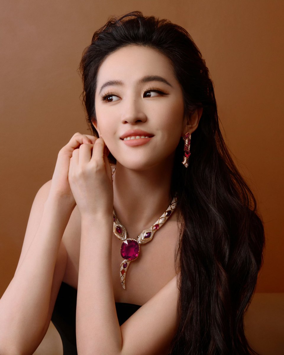 liuyifeitw's tweet photo. [2025/6/23] Global Brand Ambassador Liu Yifei @yifei_cc x @Bulgariofficial Polychroma High Jewelry

#劉亦菲 #刘亦菲 #LiuYifei #YifeiLiu #Crystalliu #yifei_cc #Bvlgari #BvlgariHighJewelry #polychroma https://t.co/KJ6Yx2pjTe