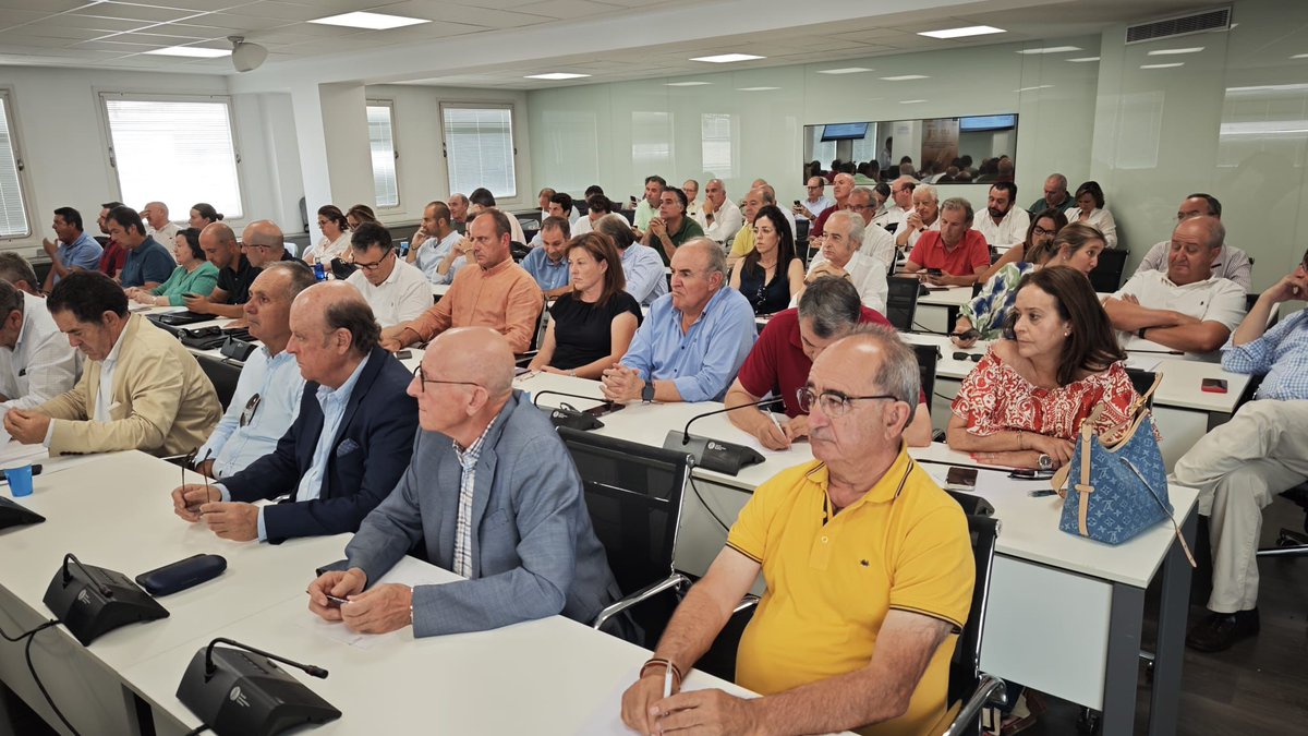 AsajaNacional's tweet photo. 📣 ASAJA ha celebrado hoy su Asamblea General, en la que se han presentado los resultados 📊 del ejercicio, se han fijado las líneas estratégicas para el próximo año y se ha reafirmado el compromiso con la defensa del sector agrario y ganadero.
#AsambleaASAJA #CompromisoRural https://t.co/Pu3WOceMgj