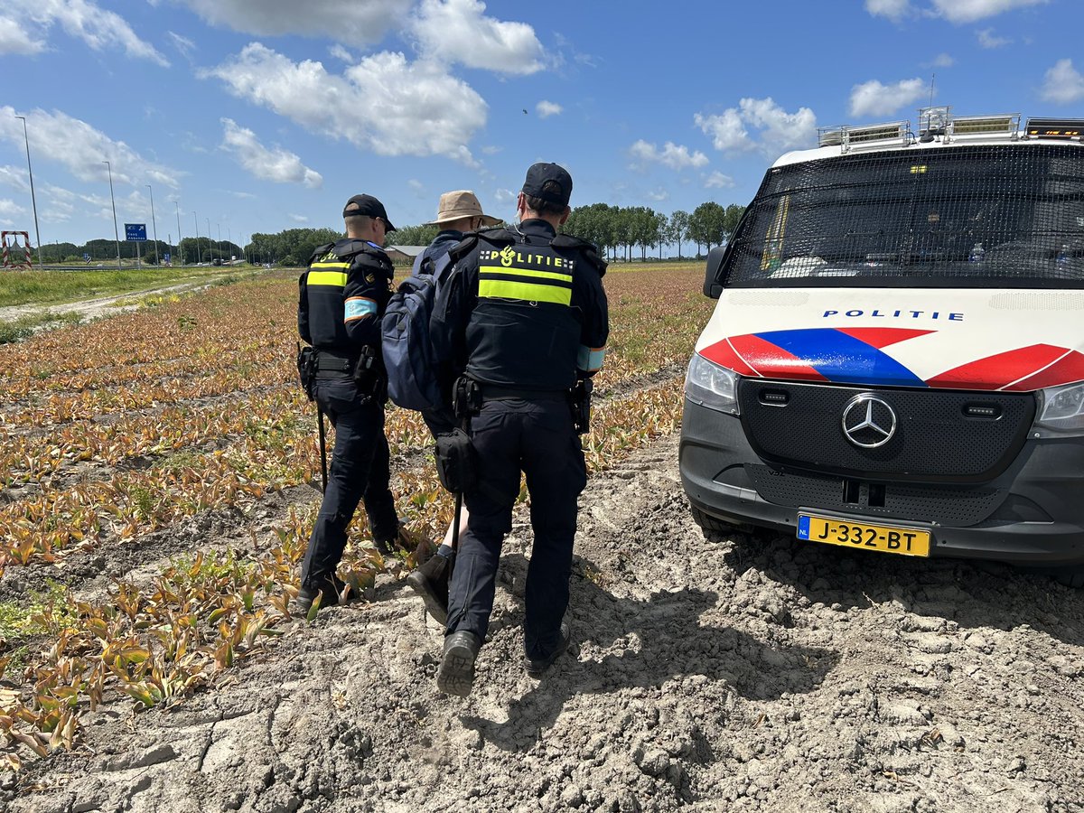 olthof_tom's tweet image. Er is ruim voldoende politie aanwezig om de demonstratie meteen te ontbinden. Des ondanks nemen de arrestaties erg veel tijd in beslag en is de weg nog steeds geblokkeerd door ME-bussen.
#navo #A44