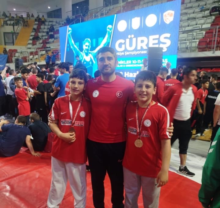 biberoglu_mahir's tweet photo. 17.19.Haziran 2025 Sivas Taha Akgül Spor Salonunda düzenlenen Türkiye U10.U11.U12.U13.U14 Türkiye Grekoromen Güreş Şampiyonasında ÇAYKURSPOR Güreşçimiz 62 kg da U11 2024 doğumlu Temel Asaf Baş Rakipleri ne puan vermeden Türkiye Şampiyonu olmuştur https://t.co/SCuBtQxDHG