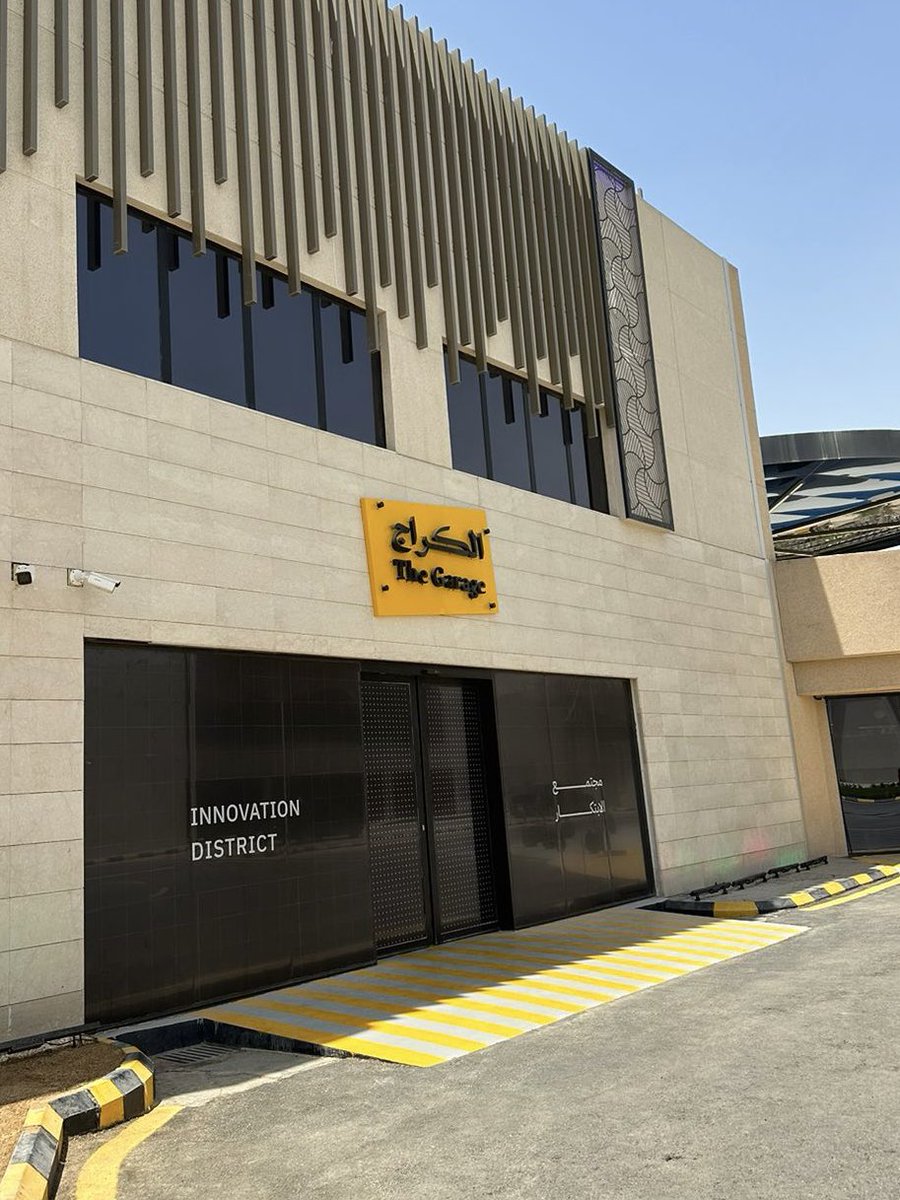 saltamimiiii's tweet photo. سُعدت بزيارة @TheGarageKSA، المكان اللي تحوّل من مواقف لـ 400 سيارة إلى بيئة تحتضن +600 شركة ناشئة!
شكرًا لـ @MeaadOA على الجولة وتعريفنا بنموذج مُمكِّن يربط روّاد الأعمال بالمستثمرين ويوفر مسرّعات تدعم نجاحهم 
لفتني جانب العقود وحوكمة العلاقات اللي تضمن نجاح المشاريع وحمايتها⚖️. https://t.co/B8sMCPY1dr