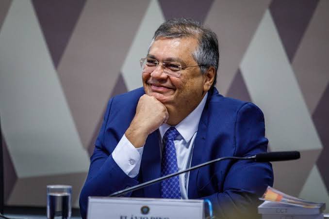 PESQUISAS E ANÁLISES ELEIÇÕES (@pesquisas_elige) on Twitter photo 🚨URGENTE: O Presidente do Senado, Davi Alcolumbre (UB-AP), avalia protocolar o impeachment do Ministro Flávio Dino, do Supremo Tribunal Federal. O motivo? <a href="/FlavioDino/">Flávio Dino 🇧🇷</a> está combatendo fortemente a corrupção e a falta de transparência no uso de Emendas Parlamentares. 🚨URGENTE: O Presidente do Senado, Davi Alcolumbre (UB-AP), avalia protocolar o impeachment do Ministro Flávio Dino, do Supremo Tribunal Federal. O motivo? <a href="/FlavioDino/">Flávio Dino 🇧🇷</a> está combatendo fortemente a corrupção e a falta de transparência no uso de Emendas Parlamentares.