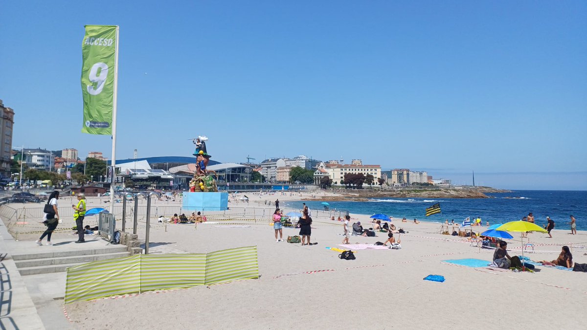 La ciudad de A #Coruña huele ya a parrilla. Las playas están parceladas, preparadas para la #nochedeSanJuan. El Ayuntamiento espera a unas doscientas mil personas entre los arenales, el Paseo Marítimo y los barrios.