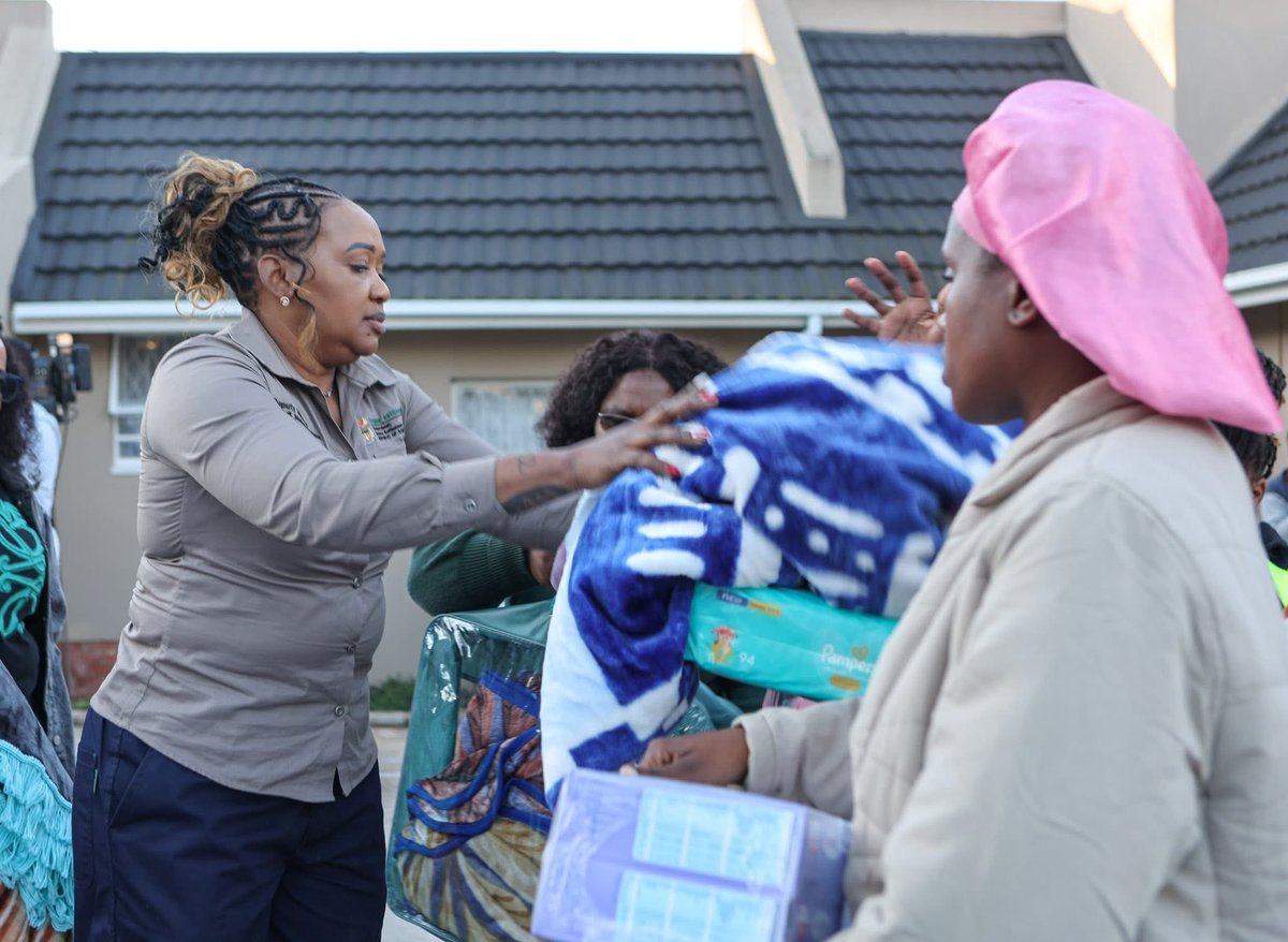 mahambehlala_t's tweet image. In partnership with Gift of the Givers, essential donations including blankets, toiletries, groceries, and diapers were donated to displaced families. This support is part of ongoing efforts to provide dignity and immediate relief to communities hardest hit by the recent floods.