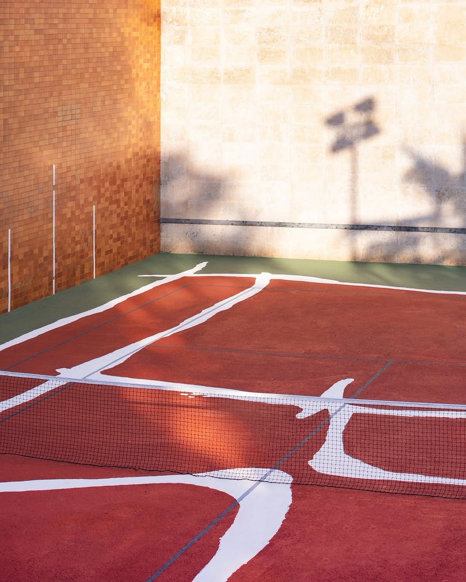 Lucas Benarroch réimagine les lignes du terrain de tennis de la Casa Axis.