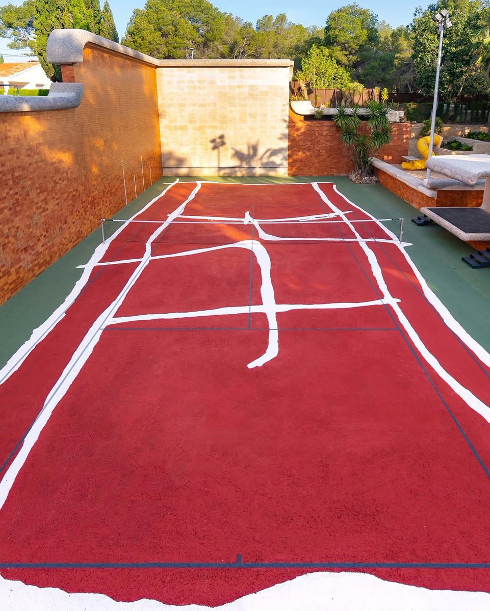viewsfrance's tweet photo. Lucas Benarroch réimagine les lignes du terrain de tennis de la Casa Axis. https://t.co/g1T2eJ5as8