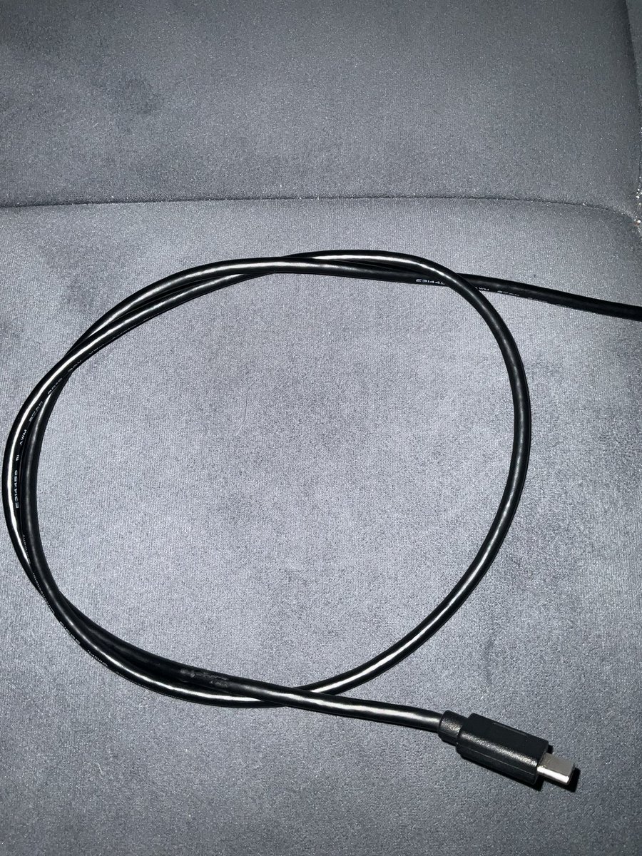 Hier noch ein Hinweis aus der IT.
Macht das nicht mit Stromkabeln.
Wenn der Strom so mehrmals die Fliessrichtung wechseln muss, wird der zu Wechselstrom. Und das vertragen viele Elektronikgeräte nicht.