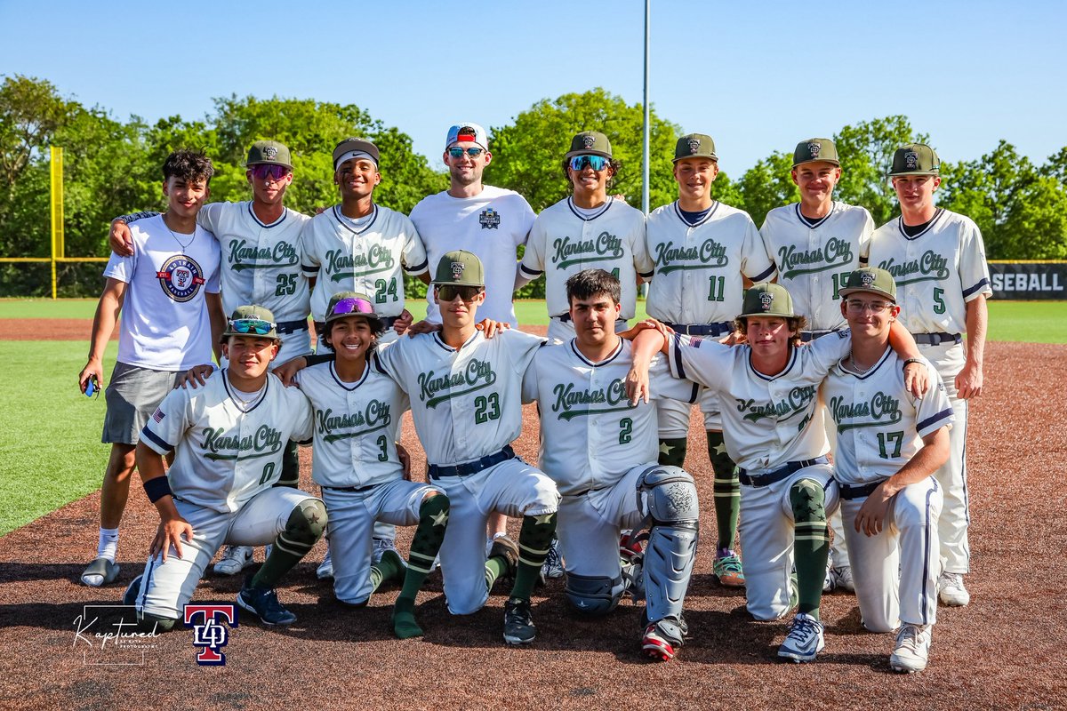 Shoutout to Brendan Summerhill <a href="/BrendanSummerh1/">Brendan Summerhill</a> for stopping by our game yesterday! The 4D Train Cisneros family welcomes and thanks you for your advice on this great game!

Thanks for stopping by, Brendan! 

@4dtrainbaseball x <a href="/ArizonaBaseball/">Arizona Baseball</a>