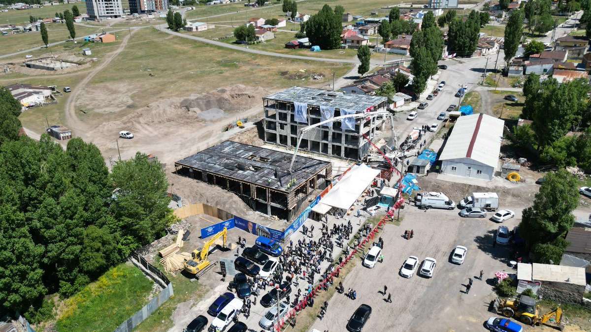 erkonut's tweet photo. Palandöken ilçemizin Abdurrahman Gazi Mahallesin’de hayata geçirdiğimiz kentsel dönüşüm projesinin temelini attık.

Sağlam, güvenli ve modern konutlarıyla Erzurum’umuza
değer katacak bu dönüşüm; hemşehrilerimizin yaşam kalitesini artıracak, şehrimizin çehresini güzelleştirecek. https://t.co/ZZRnDJySIb