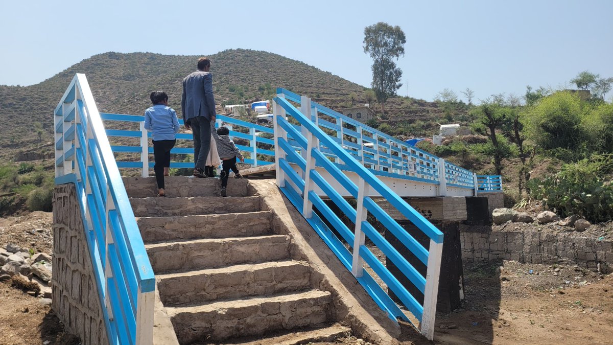 🌍 Climate change is hitting Yemen hard. More floods. More isolation. 

IOM’s new 30-meter bridge in Dhi Al-Sufal enables displaced and host communities safely reach essential services — even during floods. 

yemen.iom.int/news/iom-const…