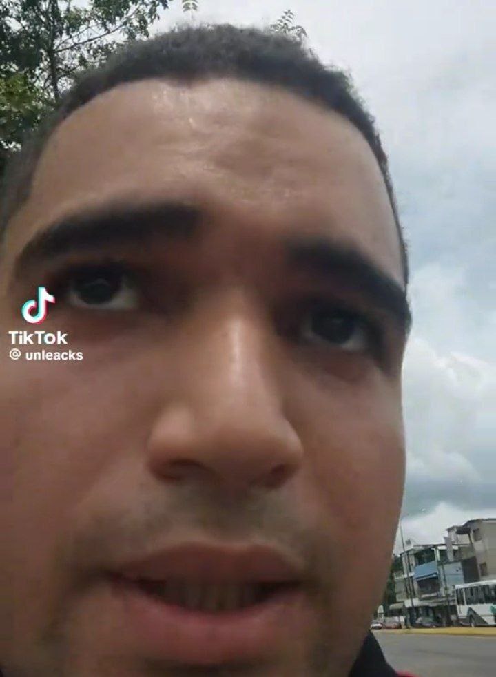 Birrilly's tweet photo. (((ATACADO))) #Aragua #Influencer de #TikTok #GabrielSarmiento #Unleacks fué atacado en su vivienda #Maracay por desconocidos armados mientras hacía #Live denunciando al #NiñoGuerrero #TrenDeAragua y #Policias #Corruptos @ReporteYa @albertoprato02 @AlexaGomezDos @CronicaPolicial https://t.co/zGbeXLOlMg
