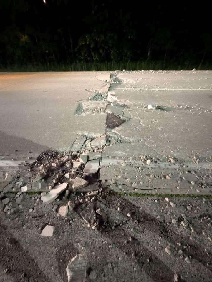 Photo of the #Hwy402 road conditions at the time of the closure

Looks like the concrete surface buckled/ heaved

📸 Bill M
📸 Jon S

#OnWX #ONStorm