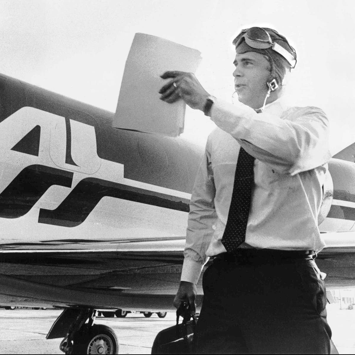 Fred Smith, the great American entrepreneur who pioneered overnight delivery -- "when it absolutely positively has to be there overnight" -- has died.  Read his remarkable entrepreneurial story that changed how business is conducted. nytimes.com/2025/06/22/obi…