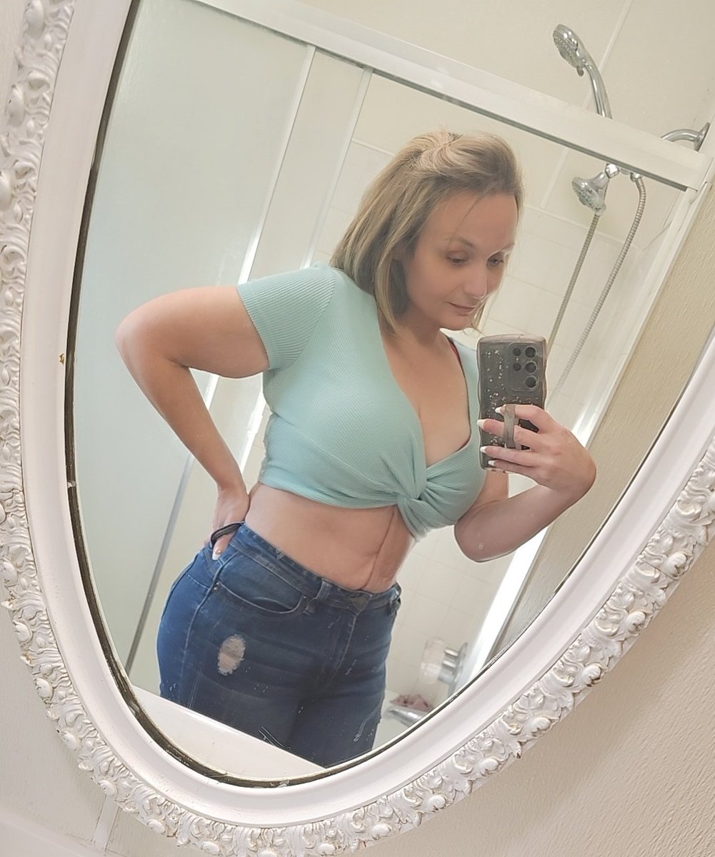 _Desilou_'s tweet photo. Still have some swelling and my svare is pretty dark but I'm mostly satisfied with my results. I wore something I have never in my life worn Saturday. The nerves were high but I got tons of compliments ☺️ https://t.co/RHx0hUAi7i