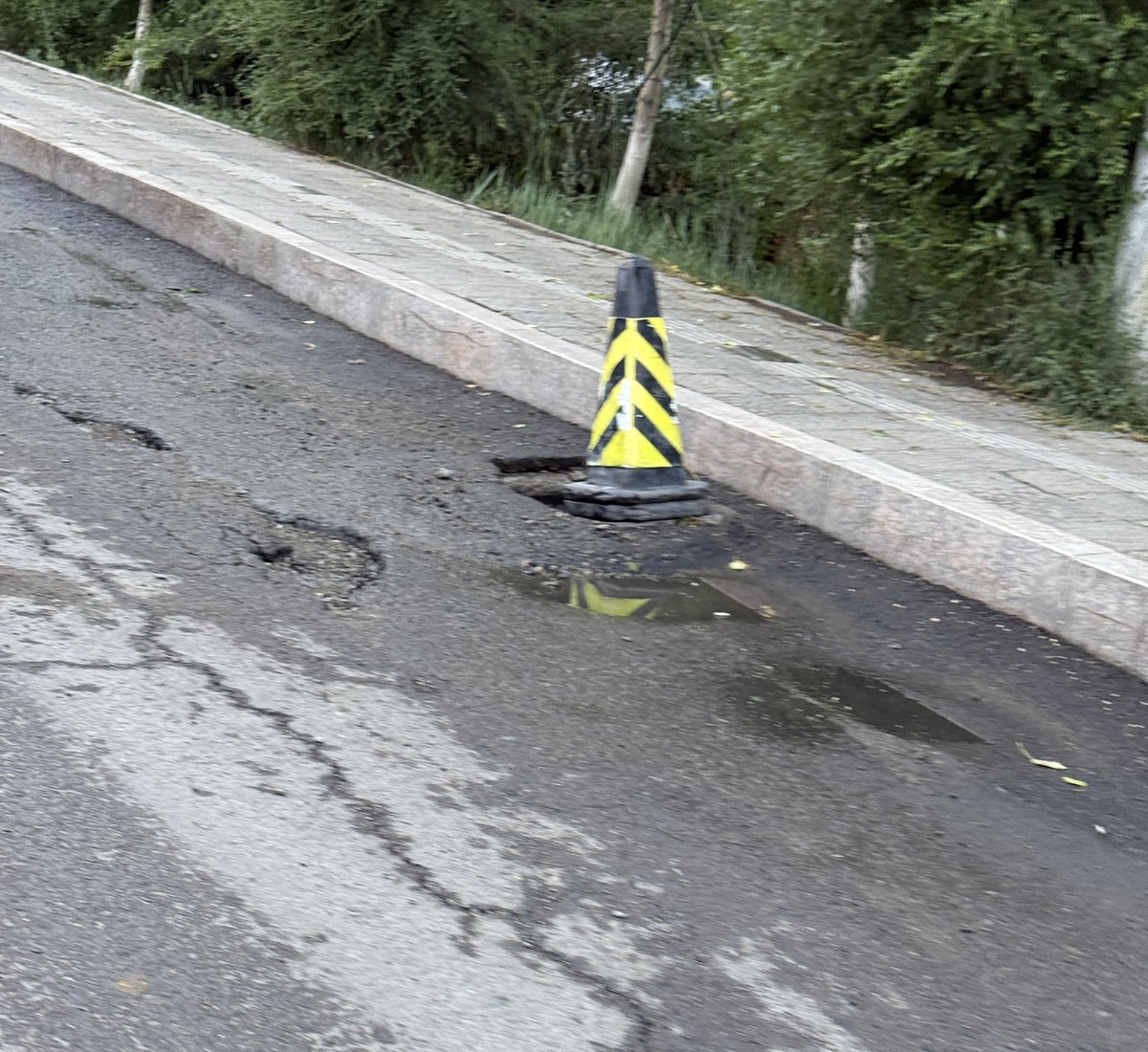 Ноднин хучаад долгионтой гэж од болсон замын боржурыг солиод, тэр хэсэг нь цоороод уначихсан, юу хийгээд байна даа, хотын дарга..
