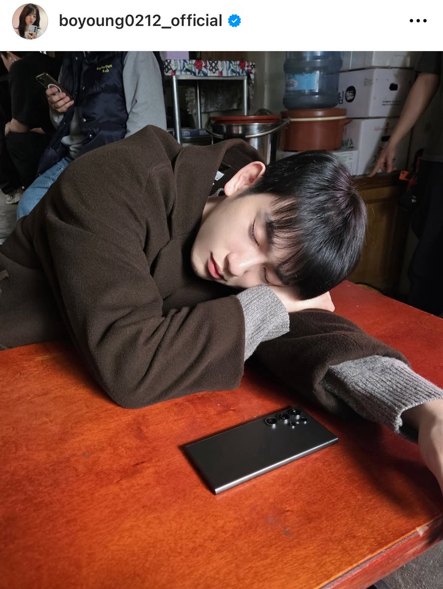 เค้าบอกว่าพี่"จินยอง"เป็นผช.คนแรกที่พส."โบยอง"ลงรูปเดี่ยวๆในไอจีไม่ใช่รูปที่ถ่ายคู่กัน ว่าแต่รูปนี้นอนจริงหรือเป็นการแสดง 5555555555555555555555