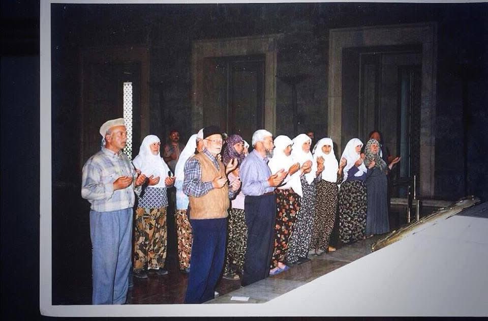 Hacca gitmeden önce Anıtkabir’de Atatürk’ü ziyaret edip dua eden hacı adayı kafilesi..