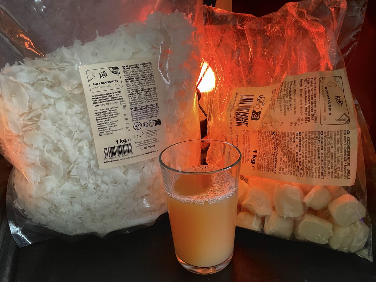 #Werbung  Ich packs net, 30° killt einfach. Wo Herbst. Immerhin spenden mir die Koro-Kokoskugeln Trost. Dazu nen frischer Apfelsaft und Kokoschips aufs Vanille-Eis. 😊😊

Zur Seite: hier.gg/SnowSnacktKoRo und mit Code "Snowryo" 5% Rabatt. 📷 😊