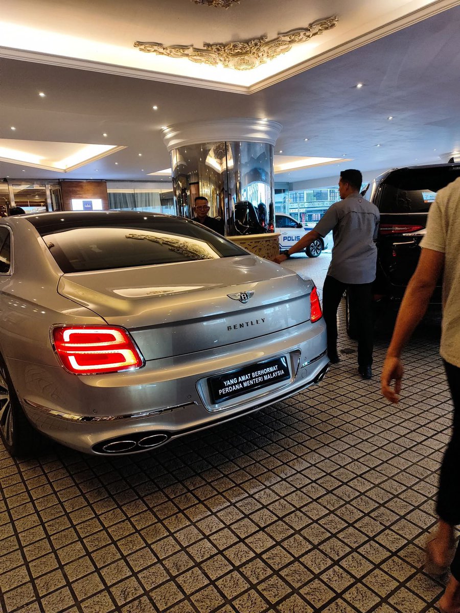 PerisaiPejuang's tweet photo. Parti ini parti derita saudara!

Orang kaya2 tidak bersama kita!

(pastu naik Bentley dan buat himpunan kat hotel mahal) https://t.co/45BxHim6b8