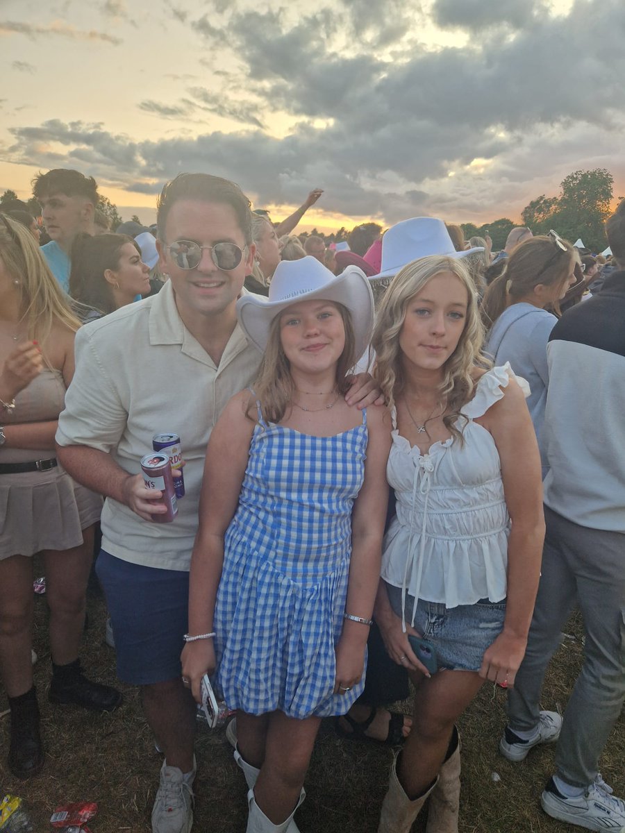 Dean_Journalist's tweet photo. Got a last minute ticket to #ZacBryan at Phoenix Park.
Seeing Heidi's face was the highlight. β€οΈπ€ π
The ridiculous walking - not so much. π£ https://t.co/CAEyaSPP96