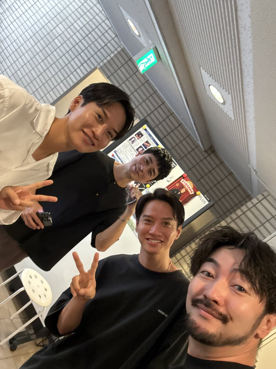 85_gallery's tweet photo. 一方そのころ、
会場の玄関周りの準備をする夕輝壽太、高木万平、高木心平、聡太郎。

#85gallery #ハチゴーギャラリー https://t.co/7hvHCxHwiv
