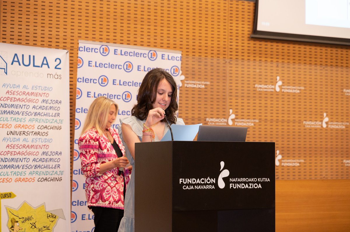 Hoy damos la enhorabuena a nuestra alumna Martina Urtiaga, de 3 ESO, que se proclamó vencedora del concurso "Gracias profe" en la categoría Redacción 1-3 ESO.
Martina dedicó su redacción a su tutora, nuestra profesora, Laura Lacosta.
¡Felicidades a las dos!