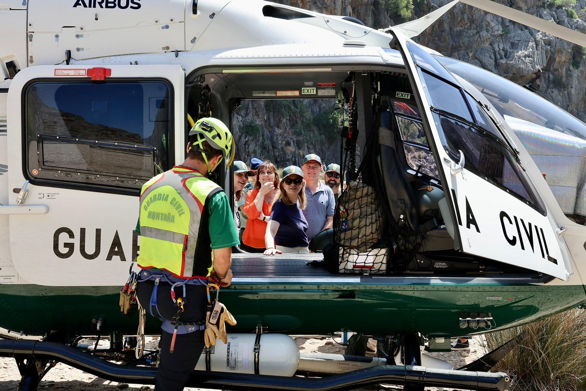Marga Prohens (@margaprohens) on Twitter photo 🚁 Anunciam un acord important amb la Direcció General de la Guàrdia Civil: les Illes Balears disposen, a partir d’ara, d’un servei estable i coordinat d’helicòpter medicalitzat del <a href="/SAMU061IB/">SAMU061 IllesBalears</a> per a rescats en muntanya i cavitats.
✅ Un servei que garanteix una resposta ràpida i 🚁 Anunciam un acord important amb la Direcció General de la Guàrdia Civil: les Illes Balears disposen, a partir d’ara, d’un servei estable i coordinat d’helicòpter medicalitzat del <a href="/SAMU061IB/">SAMU061 IllesBalears</a> per a rescats en muntanya i cavitats.
✅ Un servei que garanteix una resposta ràpida i
