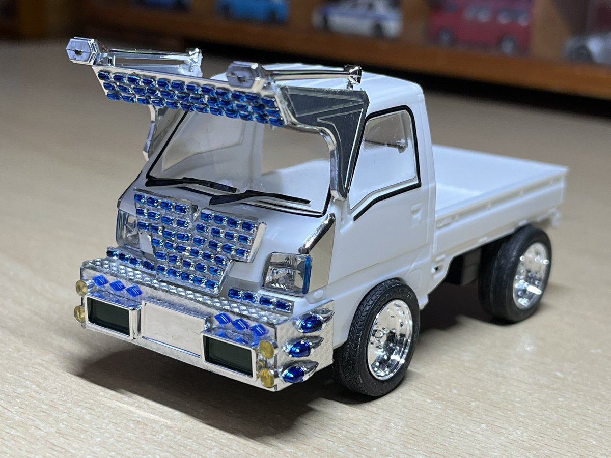 _nagareboshi's tweet photo. 80年代北海道デコトラの系譜

それは関西系アートにも引けを取らない極上のド派手アート

まさに北海道パワー炸裂( ^ω^ )！！ https://t.co/H4D488p44m