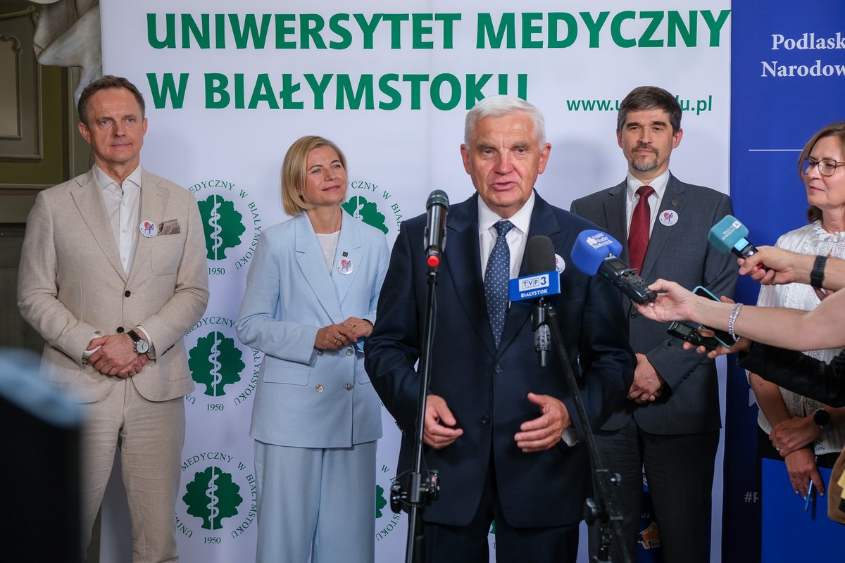 UMB_Bialystok's tweet photo. Prezydent Truskolaski wskazał na wielką wartość wszelkich akcji profilaktycznych skierowanych do białostoczan: Jeśli jesteś dobrym lekarzem, to wyleczysz swojego pacjenta. Jeśli jestem naprawdę dobrym lekarzem, to nie dopuścisz do tego, żeby zachorował @WBialystok #SpacerDlaSerca https://t.co/WtE7E0CGv5
