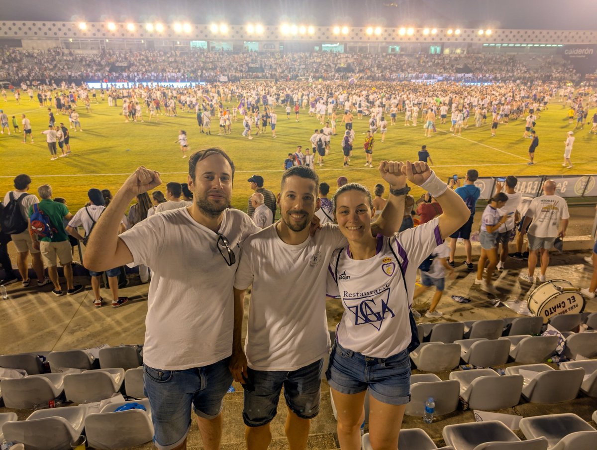 Creo que mi cara de felicidad lo dice todo 🥹
Sé que el que me enseñó lo bonito que es ser de nuestro Real 💜 estaba saltando como nosotros de alegría después de tanta penumbra.
Hay sentimientos que no se pueden explicar...🦎💜
Celebrarlo con amigos de siempre, es otro rollo 😉