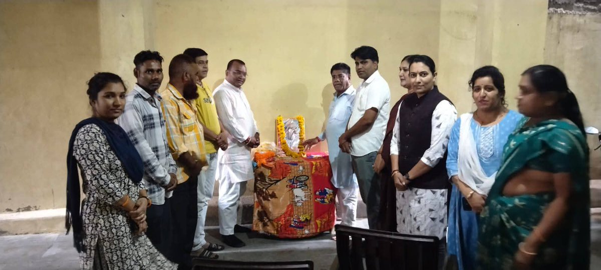 himmat_dangi's tweet photo. मंदसौर भाजपा दक्षिण मंडल के वार्ड 17 के बूथ क्रमांक 112 पर भाजपा के पित�� पुरुष डॉ श्यामाप्रसाद मुखर्जी की पुण्यतिथि पर उनके चित्र पर पुष्पांजलि कर डॉ श्यामाप्रसाद मुखर्जी के जीवन पर प्रकाश डाला। @ajayjamwalbjp @BJP4MP @blsanthosh @DrMohanYadav51 @shivprakashbjp @AmitShah https://t.co/V7SCdHm3kH