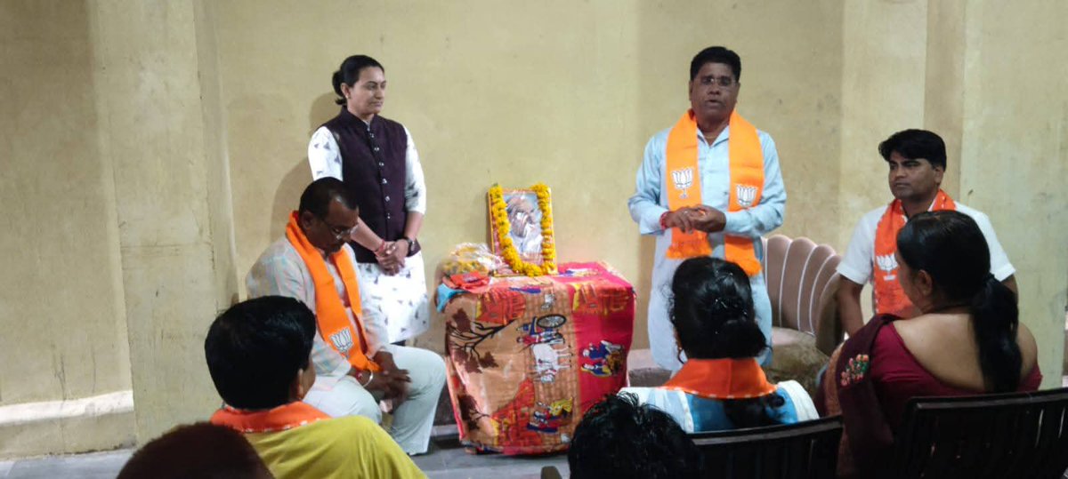 himmat_dangi's tweet photo. मंदसौर भाजपा दक्षिण मंडल के वार्ड 17 के बूथ क्रमांक 112 पर भाजपा के पित�� पुरुष डॉ श्यामाप्रसाद मुखर्जी की पुण्यतिथि पर उनके चित्र पर पुष्पांजलि कर डॉ श्यामाप्रसाद मुखर्जी के जीवन पर प्रकाश डाला। @ajayjamwalbjp @BJP4MP @blsanthosh @DrMohanYadav51 @shivprakashbjp @AmitShah https://t.co/V7SCdHm3kH