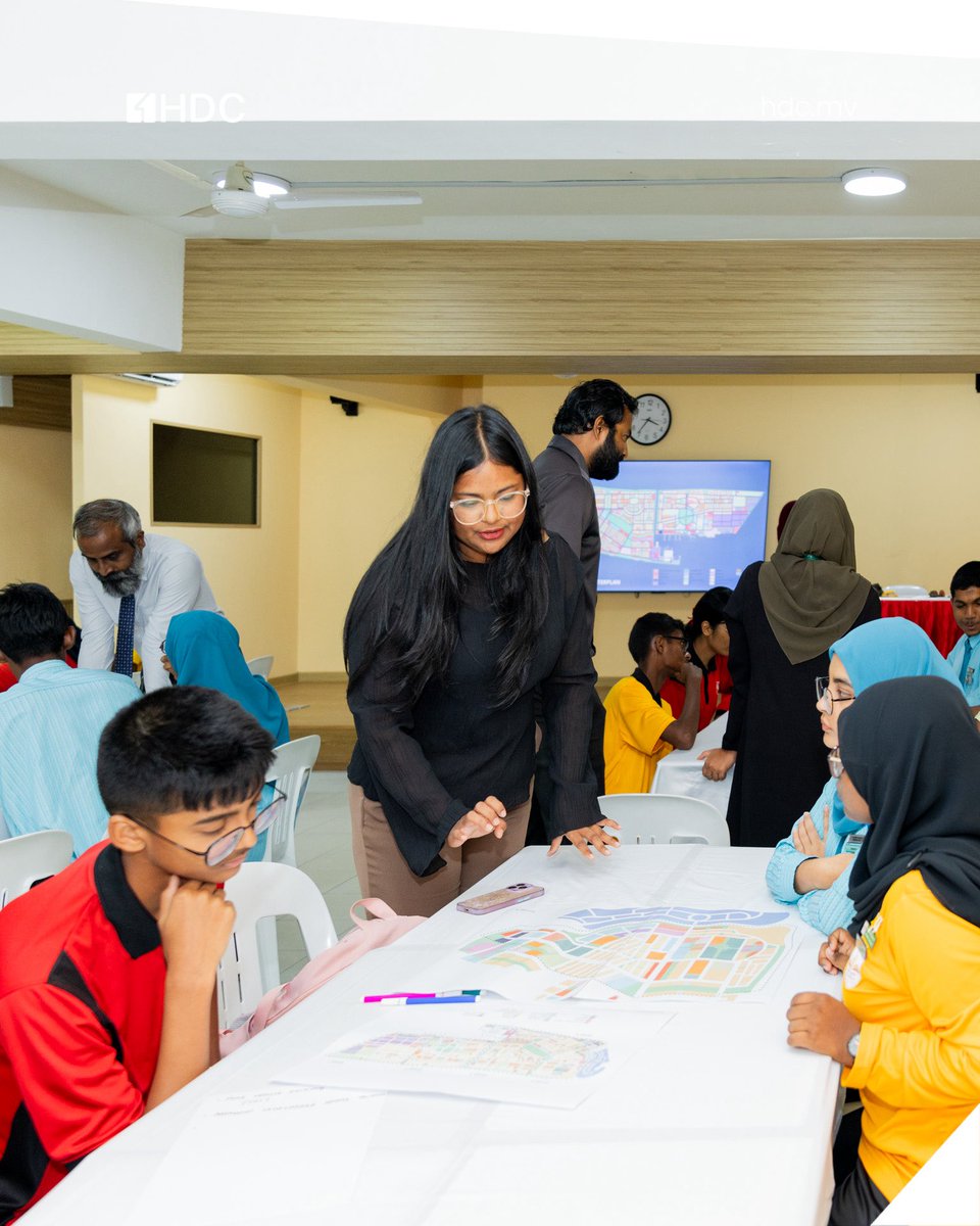 hdcmaldives's tweet photo. As part of the Hulhumalé Master Plan revision outreach, we held an interactive session today at Ghazee School with students from five schools in Hulhumalé.
The session served as a platform to gather their input and ideas on the future of Hulhumalé.

#withHDC https://t.co/QKFay2rE6l