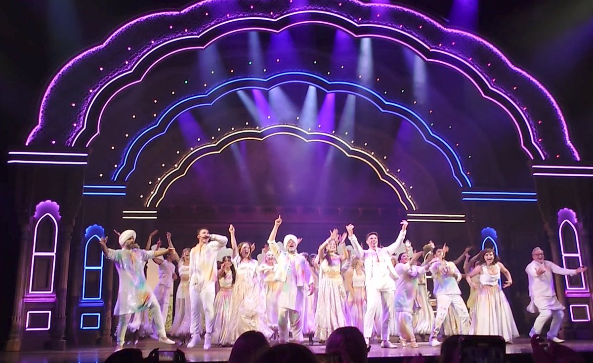 AladdinBDWYBlog's tweet photo. What a night Saturday was! Still not ready to say goodbye to @cfilmusical. West End and a cast album please (and a pro-shot)!! New, fresh, and pure joy from beginning to end.
#ComeFallinLove #MusicalTheatre https://t.co/Ue7GlrJvnl