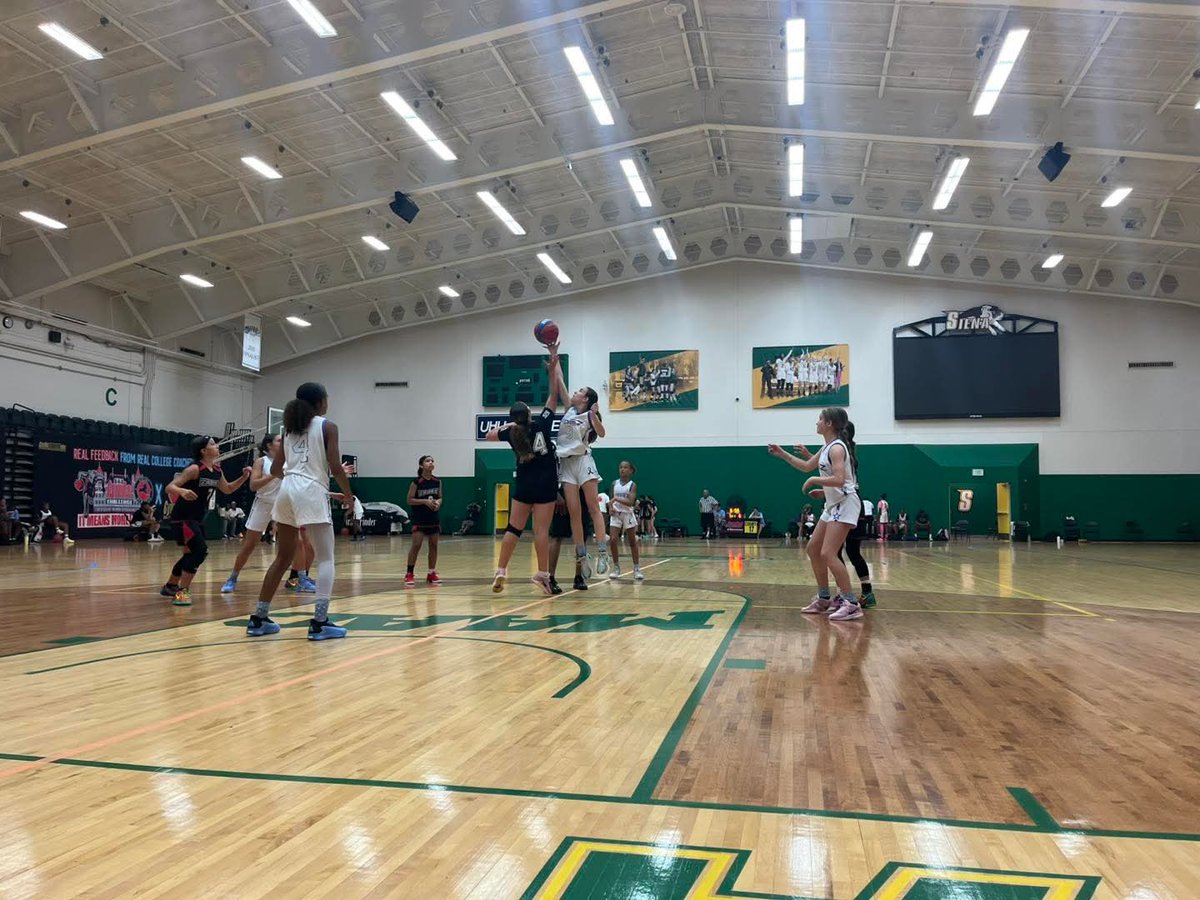 Big Congrats to our 6th Grade Girls who made it to the last 6 teams in the Gym Rat Challenge this past weekend

Girls played excellent team basketball and continue to show growth and development!

Great weekend ladies and Coaches!
#Sisterhood #Vibez