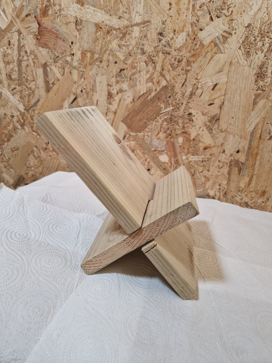 First woodworking DIY workshop at The Westside Shed with <a href="/SCOREscotland/">SCOREscotland</a> women’s group &amp; @edinToolLib! 🛠️

Thanks to WestsideShopping Centre for the tables. The women made their first phone/book stands — and felt proud!

#Woodworking #CommunitySkills