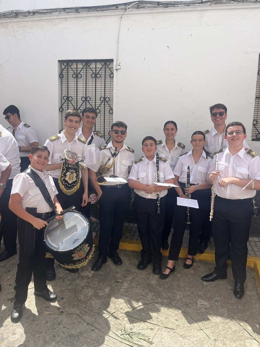 🧑🏼‍🎓Ayer fue un día muy especial para varios de nuestros alumnos de la academia de música. ¡Nos acompañaron por primera vez entre las filas de su banda de La Soledad!

👏🏻Queremos felicitar a todos ellos por su trabajo, esfuerzo y dedicación.