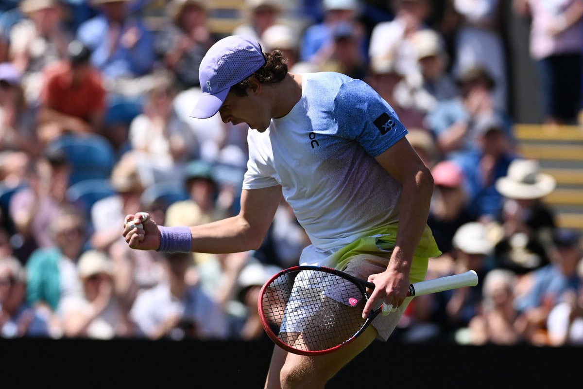 A 1ª na grama! 🌱

João Fonseca conquistou a sua 1ª vitória na grama em ATPs nesta manhã, em Eastbourne. O brasileiro superou Zizou Bergs na sua estreia no torneio britânico e agora espera Taylor Fritz na próxima rodada. Alerta de jogão! 👀

📸: Kate Green/Getty Images for LTA