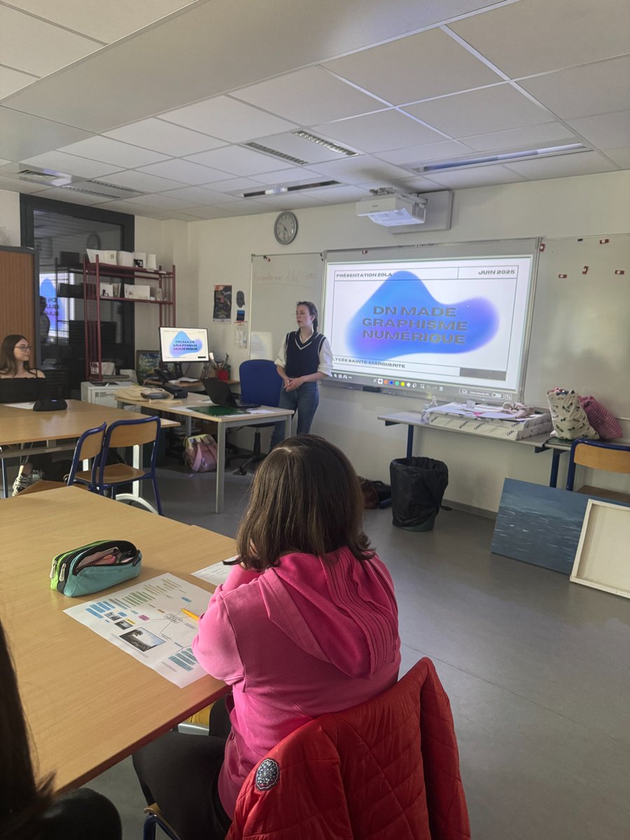 citescoZola28's tweet photo. 🎨 Alice Chary, ancienne élève du Lycée Émile Zola, est venue présenter son parcours en DNMADE Design Graphique à nos Terminales Arts Plastiques.

Un témoignage précieux sur les études, la méthodo et la vie étudiante ! 🙌
#DNMADE #DesignGraphique #Orientation #LycéeÉmileZola https://t.co/pbbkfFzHKl