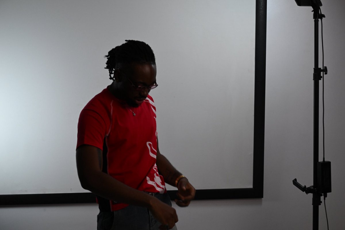 squareroot_com's tweet image. Get behind the scenes of a visualizer shoot at the studio 🎥

Bring your creative vision to life with our photo/video production services. 
Send us a DM/email/message today to book 🤎

#squarerootstudio #mediacompanyinnigeria #mediacompanyinlagos #mediacompany