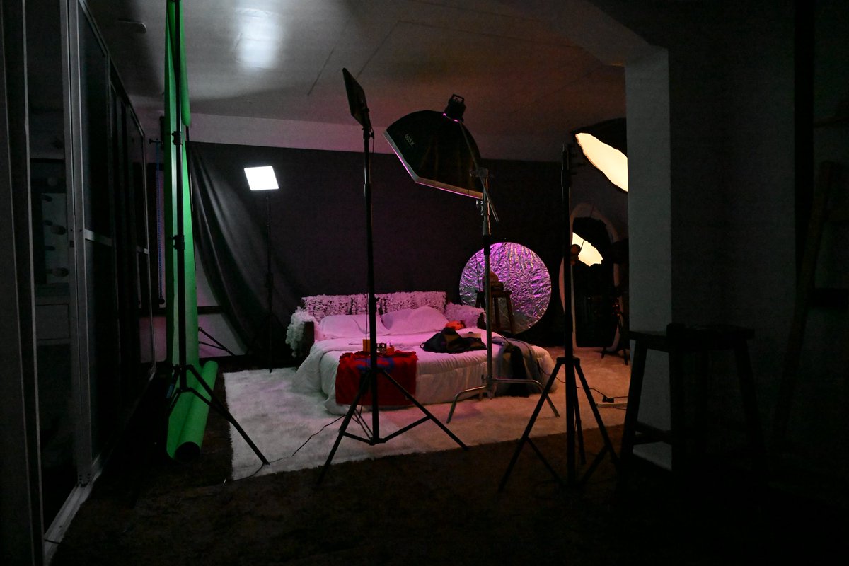 squareroot_com's tweet image. Get behind the scenes of a visualizer shoot at the studio 🎥

Bring your creative vision to life with our photo/video production services. 
Send us a DM/email/message today to book 🤎

#squarerootstudio #mediacompanyinnigeria #mediacompanyinlagos #mediacompany